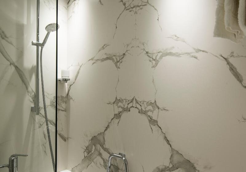 Номер Стандарт Вид на Реку, Central Plaza