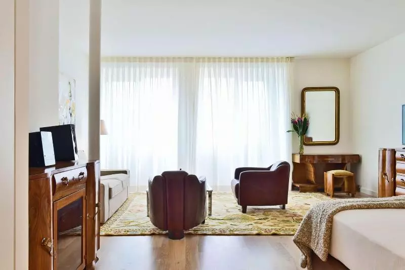 اتاق استاندارد با چشم‌انداز دریاچه, Royal Plaza Montreux