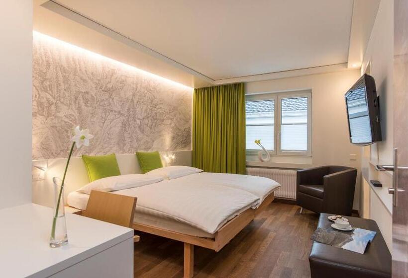 Номер Комфорт, Weiss Kreuz