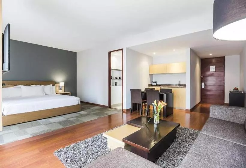 キングサイズベッドのスイートルーム, Cosmos 100 Hotel & Centro De Convenciones   Hoteles Cosmos