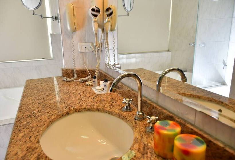 高级大房间, Tonchala