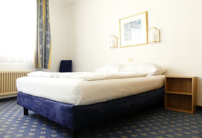 标准三人间, Konigshof The Arthouse