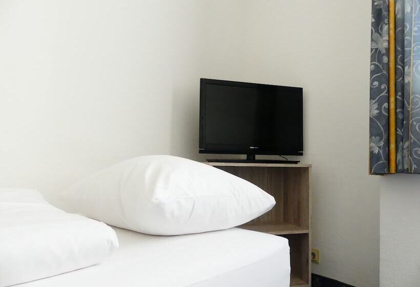 标准三人间, Konigshof The Arthouse