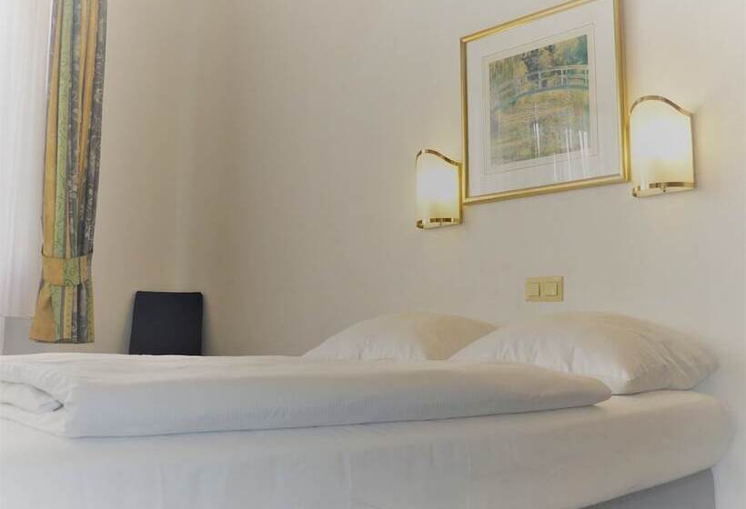 标准三人间, Konigshof The Arthouse