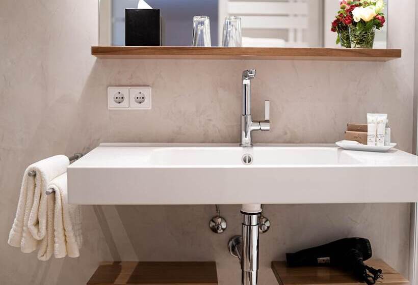 غرفة ديلوكس, Adler Asperg