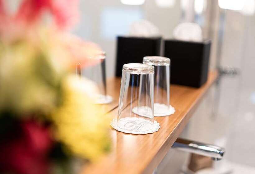 غرفة ديلوكس, Adler Asperg