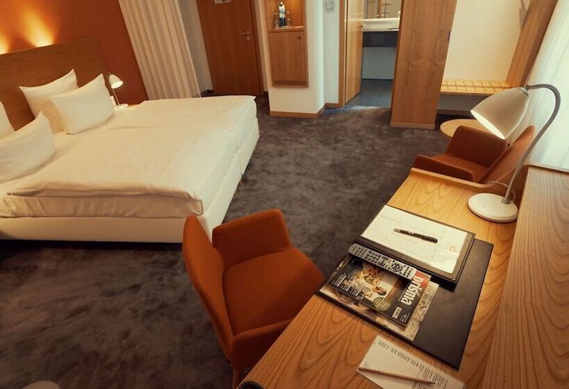 غرفة ديلوكس, Adler Asperg