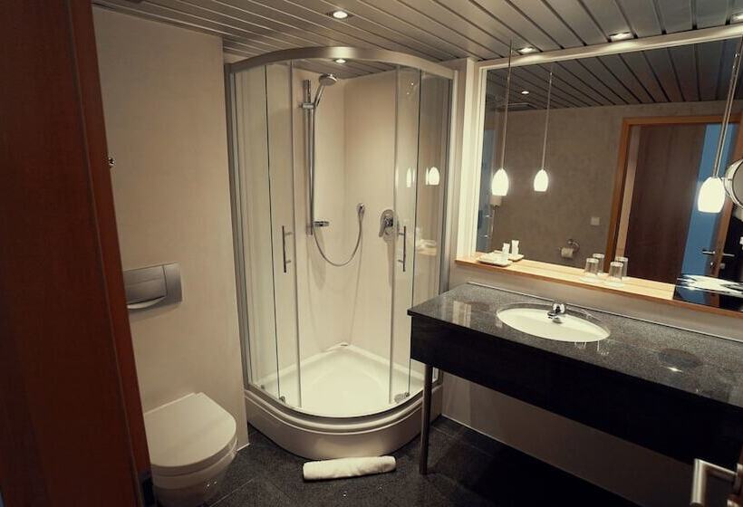 غرفة سوبيريور, Adler Asperg