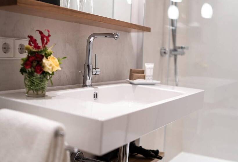 غرفة تنفيذية, Adler Asperg