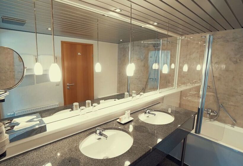 غرفة تنفيذية, Adler Asperg