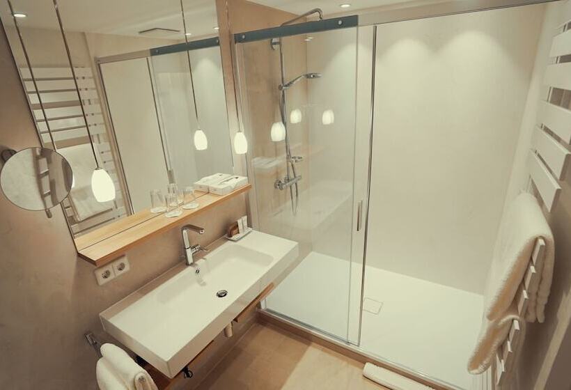 غرفة تنفيذية, Adler Asperg