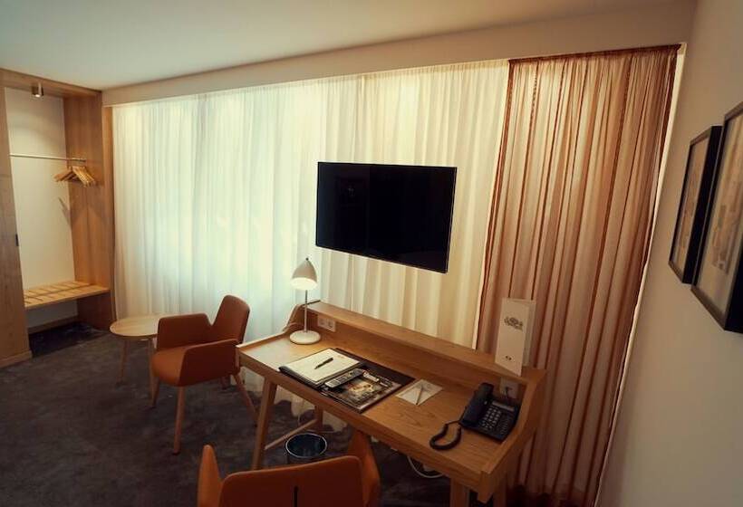 غرفة ديلوكس, Adler Asperg