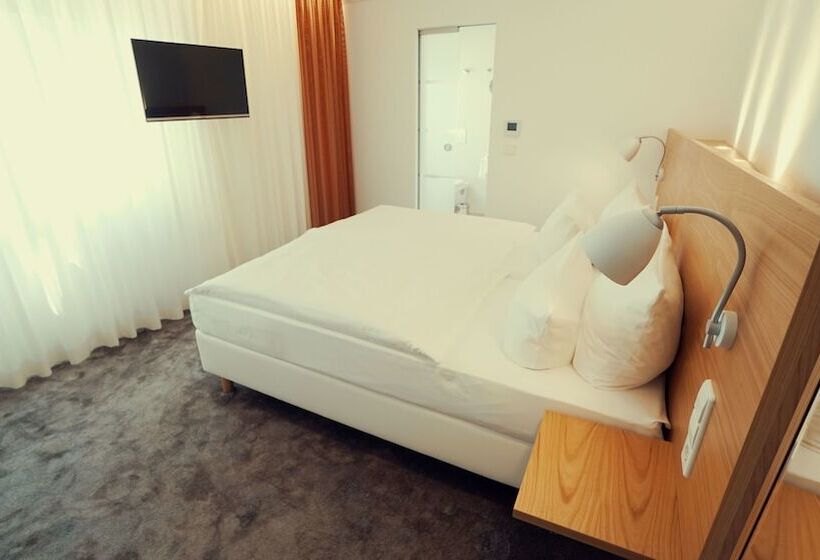 غرفة ديلوكس, Adler Asperg