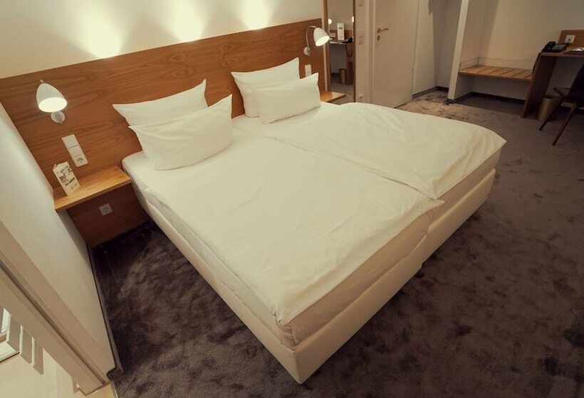 غرفة سوبيريور, Adler Asperg