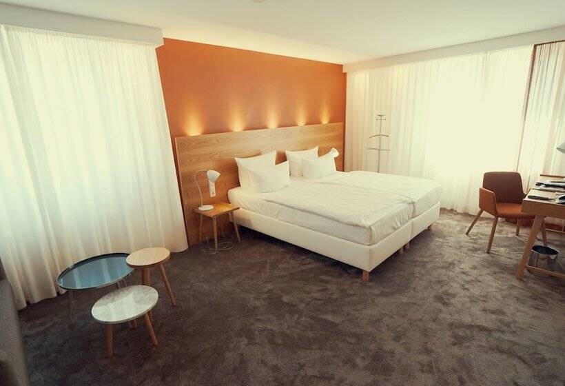 غرفة ديلوكس, Adler Asperg