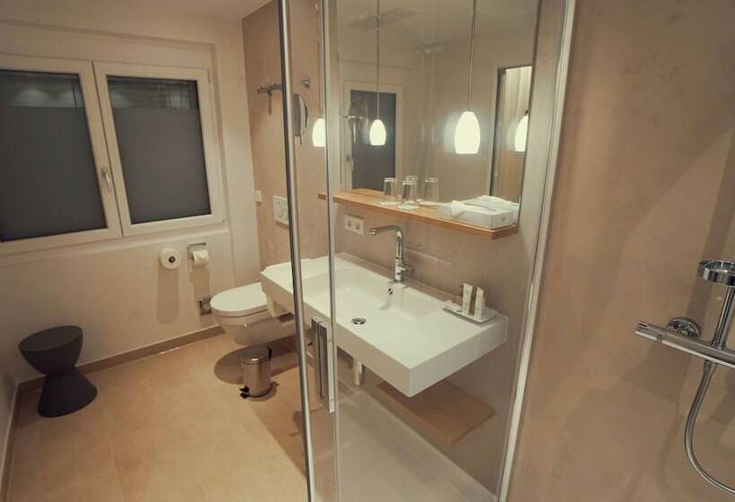 غرفة ديلوكس, Adler Asperg