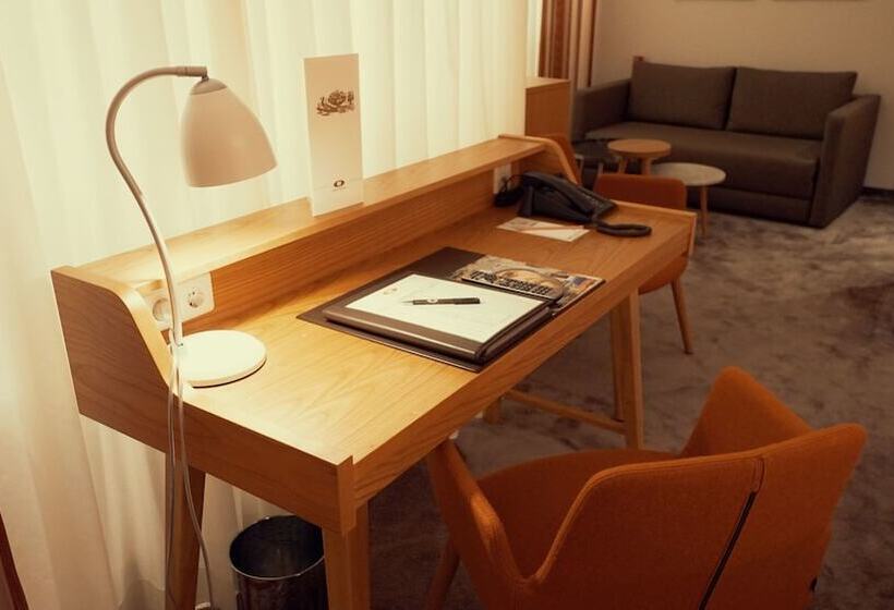 غرفة تنفيذية, Adler Asperg