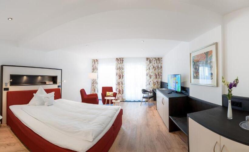 주니어 스위트, Adler Post