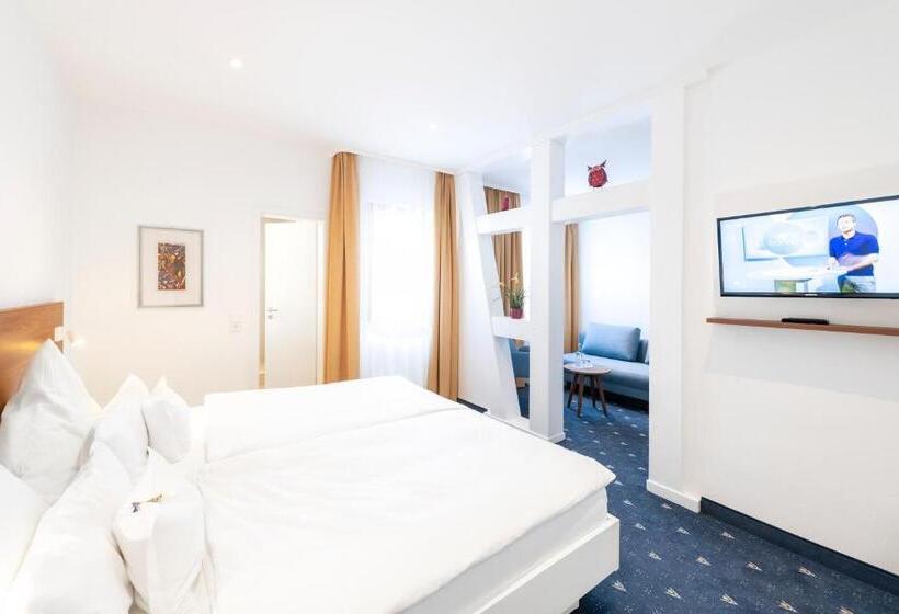 주니어 스위트, Adler Post