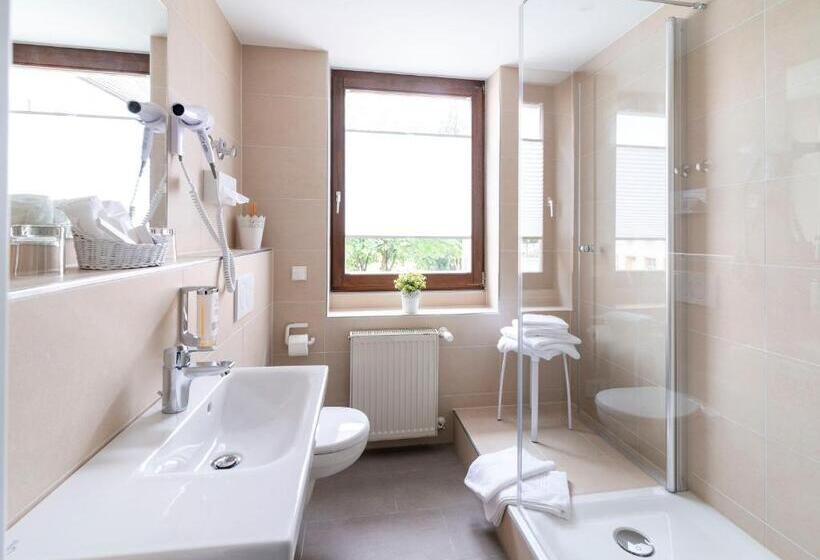 주니어 스위트, Adler Post