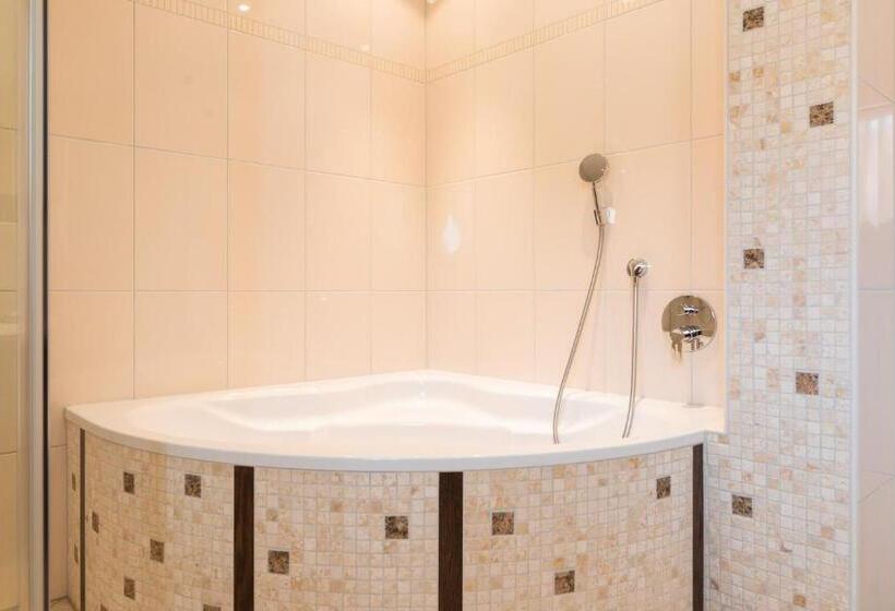 اتاق لوکس با بالکن, Central