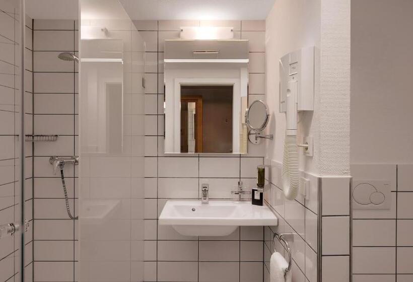 经典单人间, Newton Heilbronn