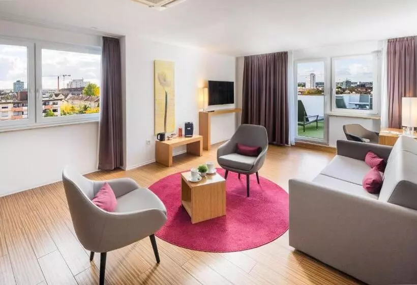 スイート, Newton Heilbronn