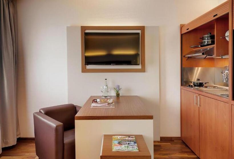 古典房间, Newton Heilbronn