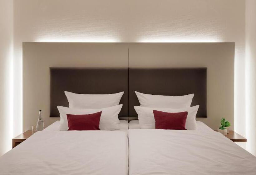 古典房间, Newton Heilbronn