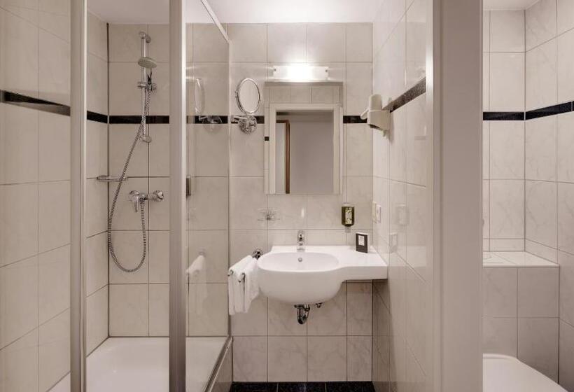 古典房间, Newton Heilbronn