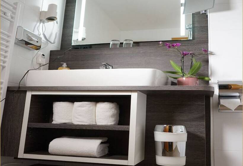 اتاق لوکس سه تخته, Boutique Hotel Germania