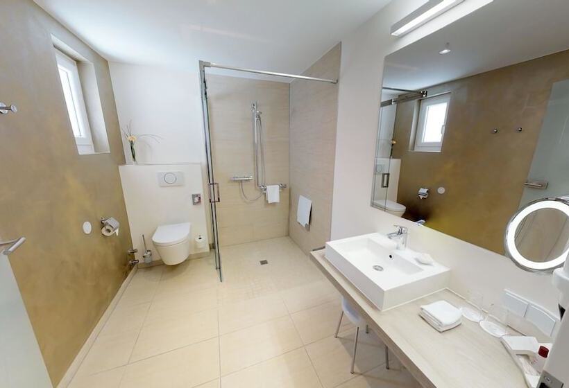 غرفة كومفورت, Goldene Traube