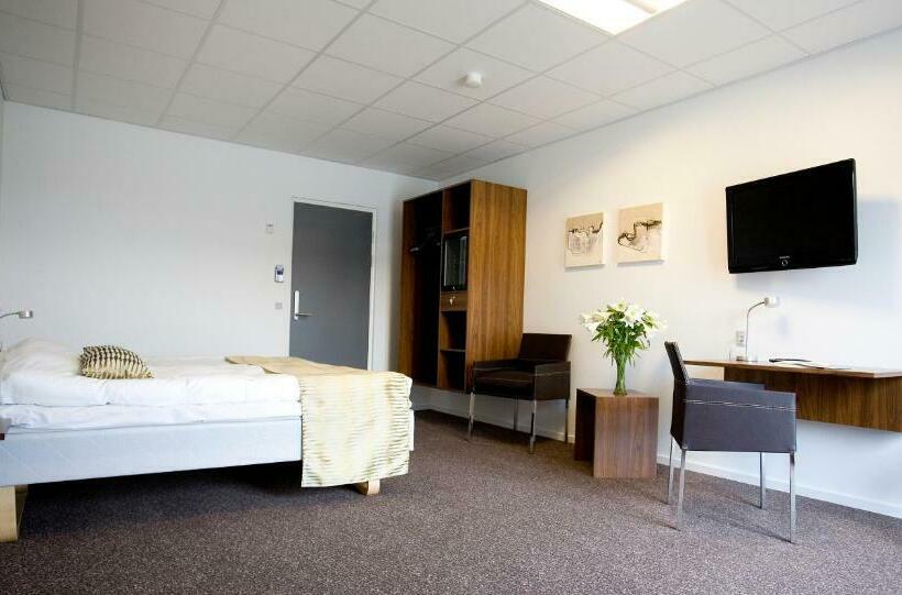 חדר משפחתי, Thinggaard