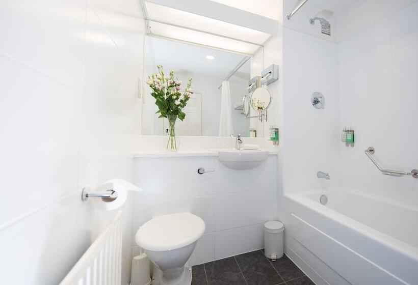 اتاق خانوادگی, Dooley S