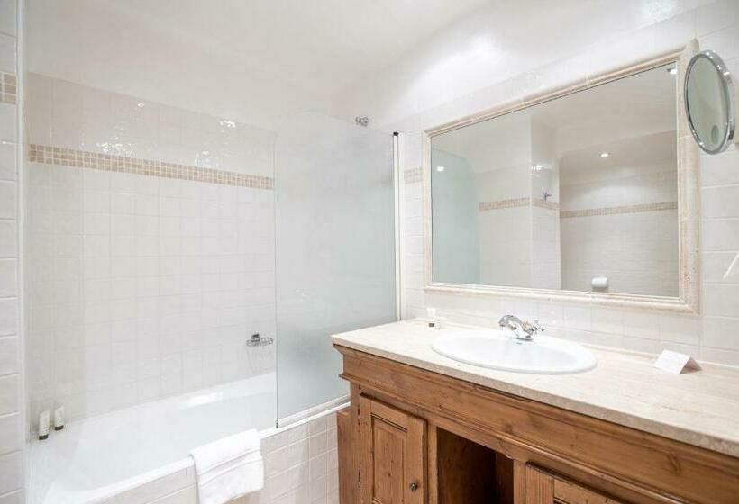 Номер Стандарт с Балконом, Grand Hôtel Courchevel 1850