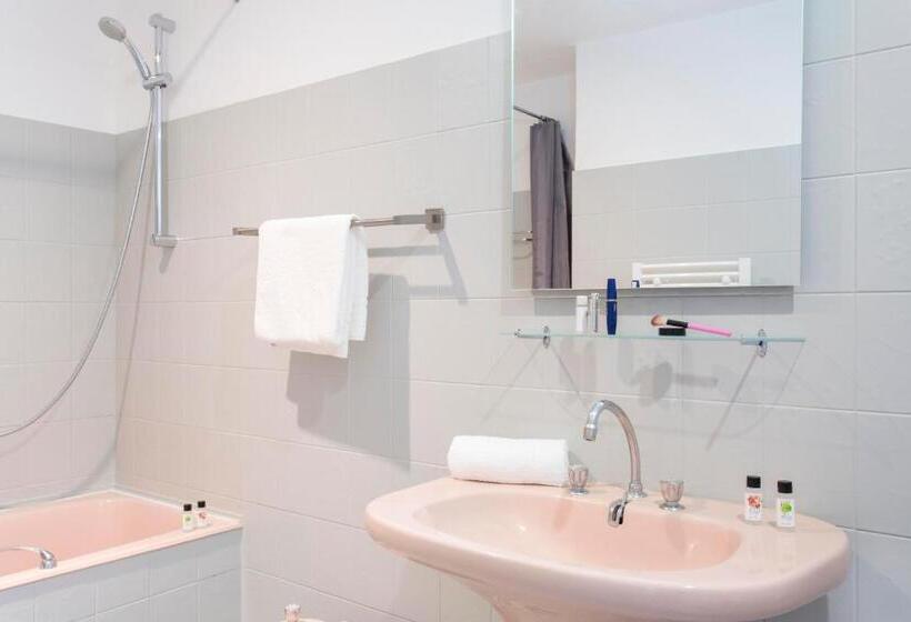 Номер Стандарт, Hôtel D Angleterre