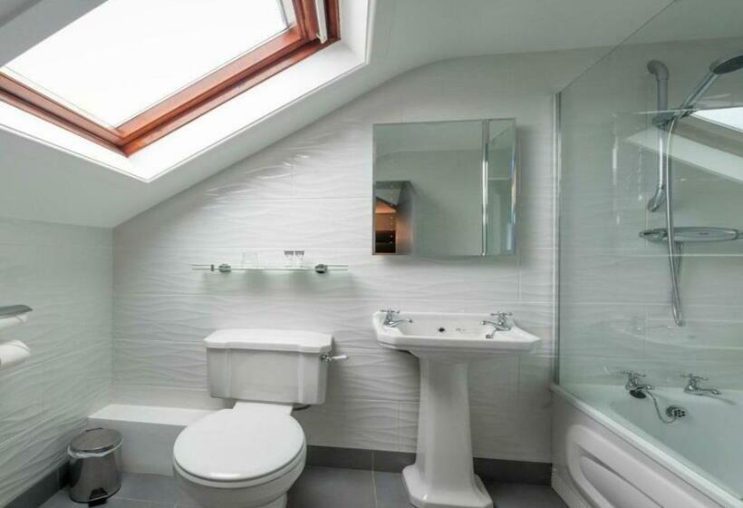 חדר סטנדרט, Lake Of Shadows