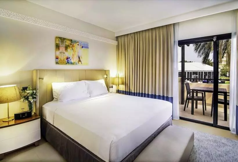 اتاق پریمیوم با چشم‌انداز باغ, Radisson Blu Hotel & Resort, Al Ain
