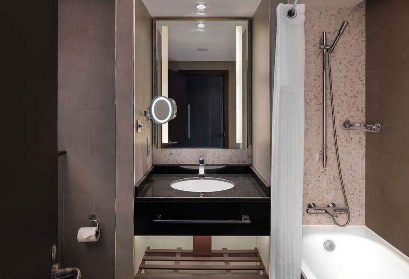 اتاق سوپریور با چشمانداز استخر, Radisson Blu Hotel & Resort, Al Ain