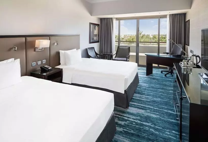 اتاق سوپریور با چشم‌انداز استخر, Radisson Blu Hotel & Resort, Al Ain