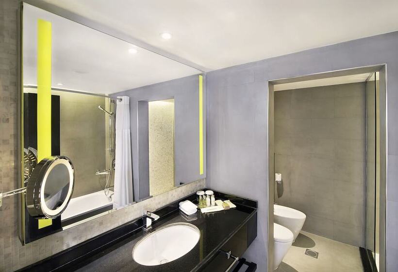 سوئیت با بالکن, Radisson Blu Hotel & Resort, Al Ain