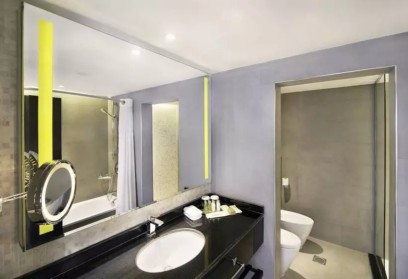 سوئیت با بالکن, Radisson Blu Hotel & Resort, Al Ain