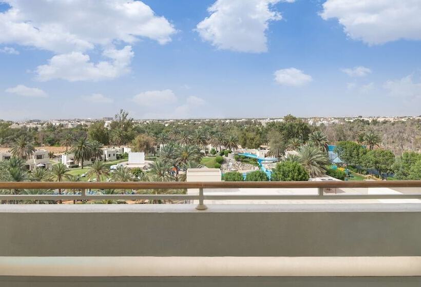 Люкс с Балконом, Radisson Blu Hotel & Resort, Al Ain