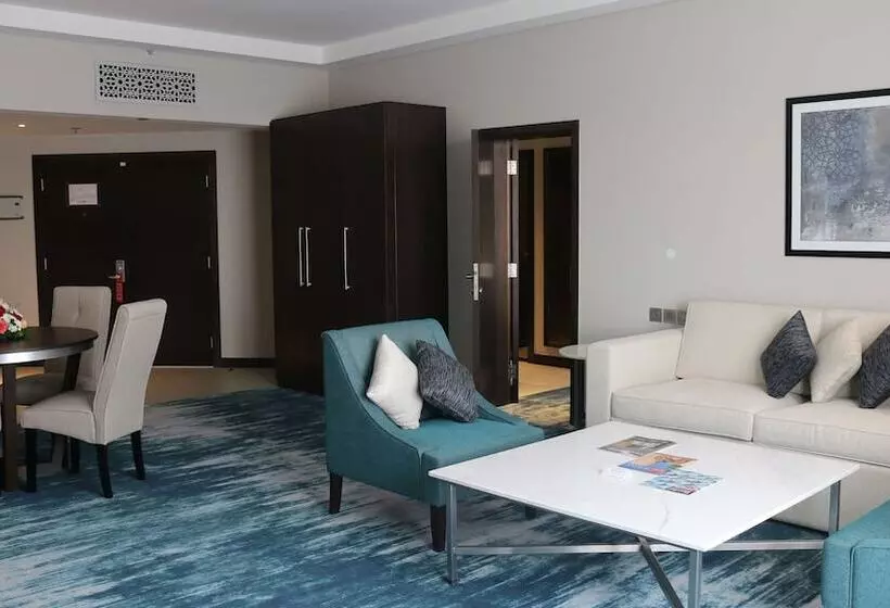 سوئیت با بالکن, Radisson Blu Hotel & Resort, Al Ain
