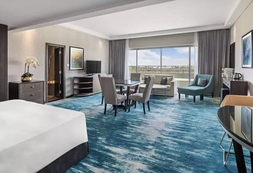 سوئیت با بالکن, Radisson Blu Hotel & Resort, Al Ain