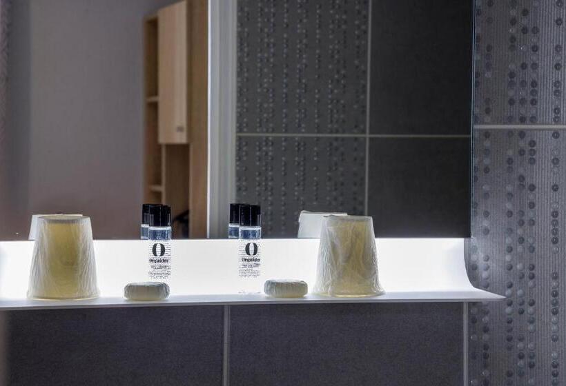 行政三人间, Charlemagne