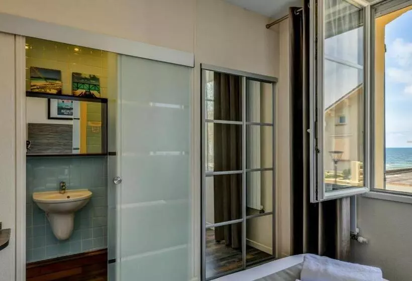 اتاق استاندارد با چشمانداز دریا, Logis Hotel De France