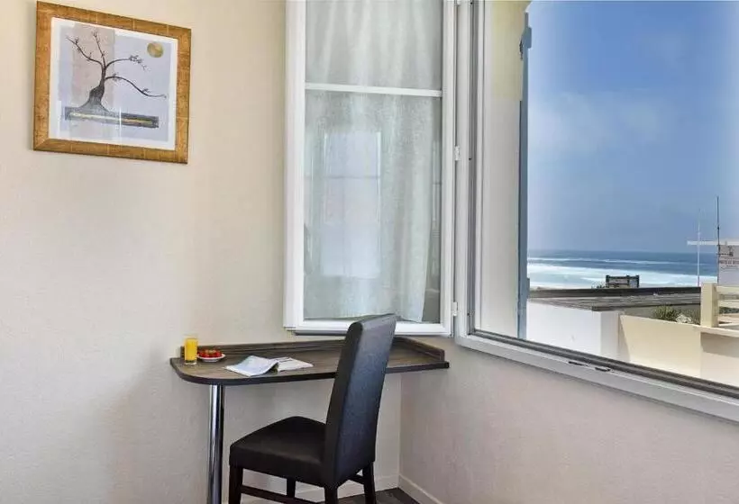 اتاق راحتی با چشمانداز دریا, Logis Hotel De France