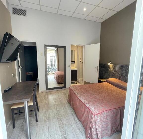 스탠다드 룸, De La Comedie