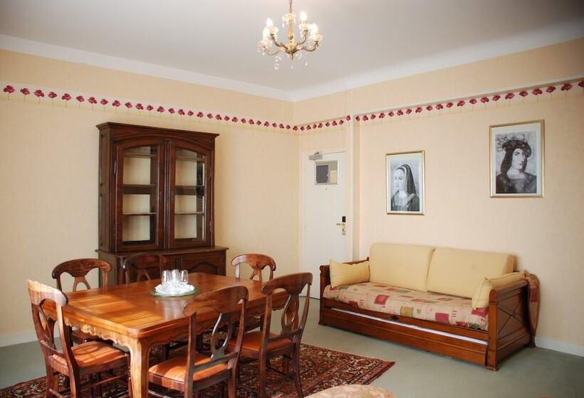 חדר סטנדרט לארבעה, Hôtel Le Bellevue Montrichard 3 étoiles